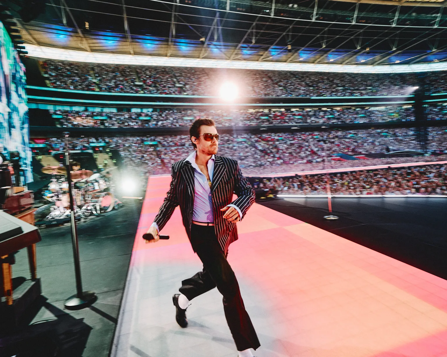 Harry Styles Chokes on Water and Collapses at Wembley Concert During Heatwave Performance
